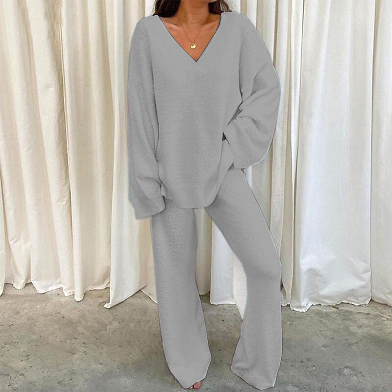 Comfortable and warm solid-color V-neck loungewear two-piece set for winter.