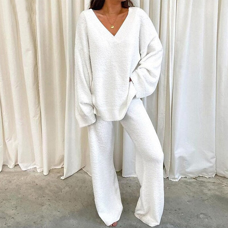 Comfortable and warm solid-color V-neck loungewear two-piece set for winter.