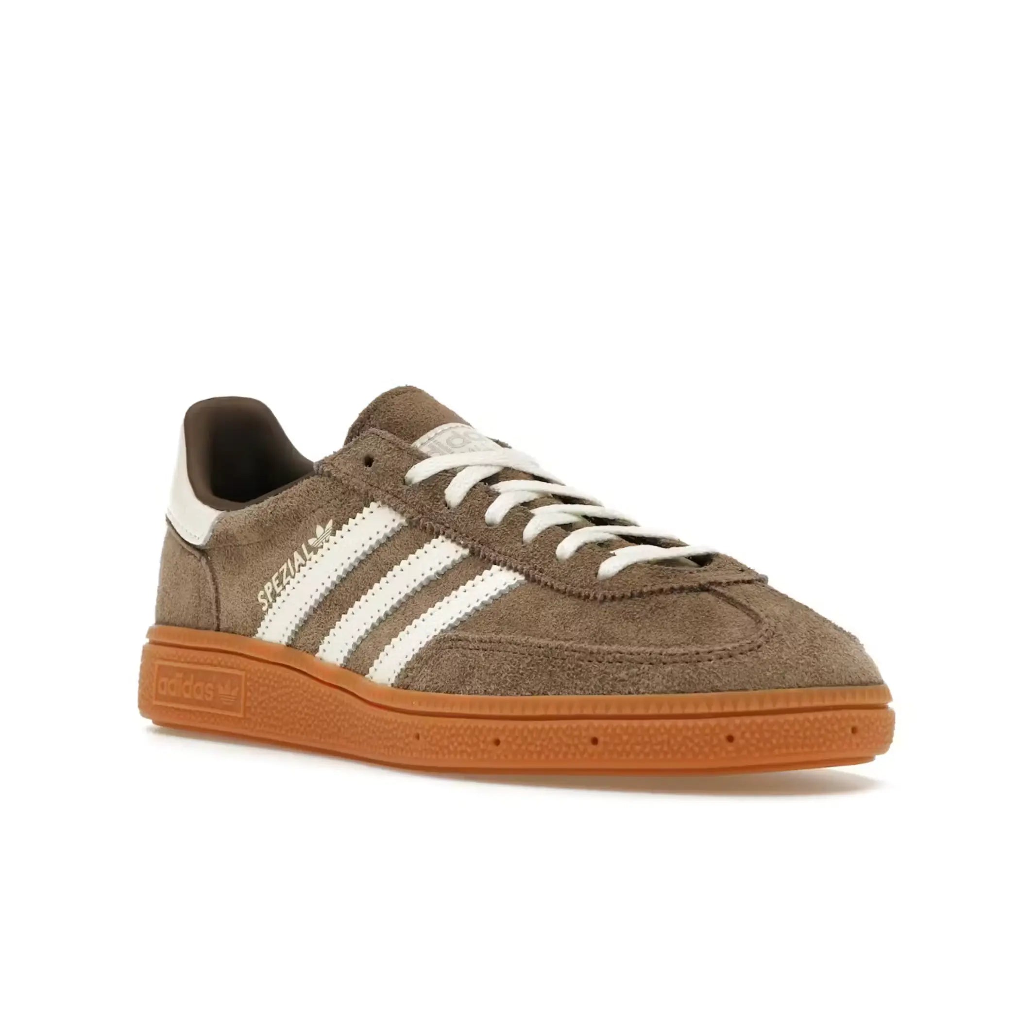 Classic athletic shoes for everyday casual wear, running, and commuting.