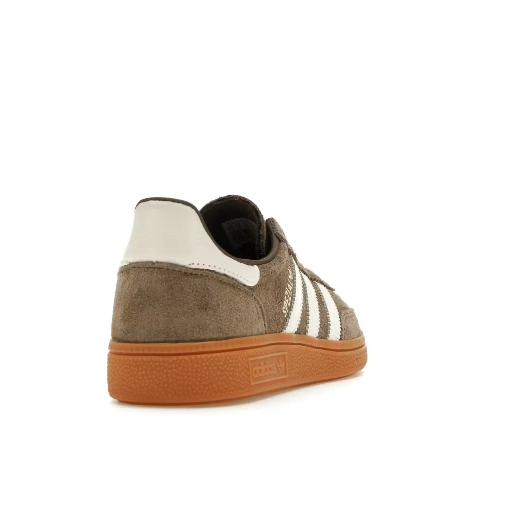 Classic athletic shoes for everyday casual wear, running, and commuting.